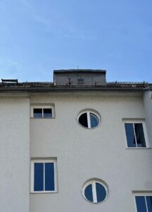 Kater mittels Feuerwehrdrehleiter in Villach gerettet